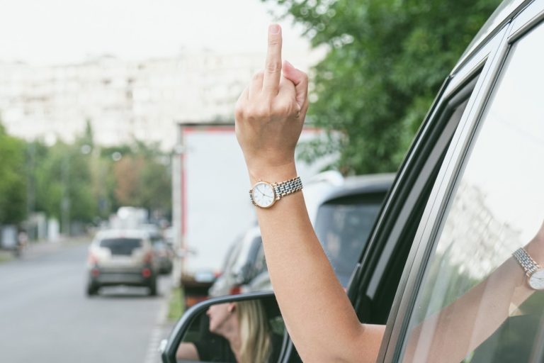 Mittelfinger im Straßenverkehr